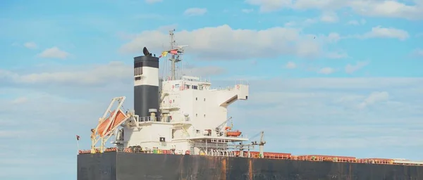 Duży Masowiec Statek Pływający Morzu Bałtyckim Portu Rydze Łotwa Widok — Zdjęcie stockowe
