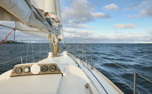 Iate Navegando Mar Báltico Pôr Sol — Fotografia de Stock