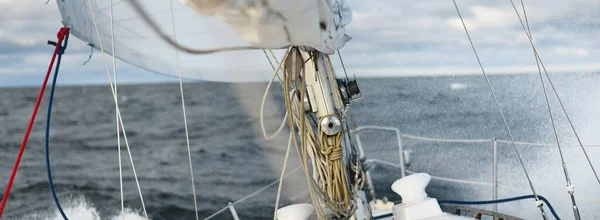 Bílá Jachta Projíždí Vlnami Severní Moře Norsko Pohled Paluby Příď — Stock fotografie