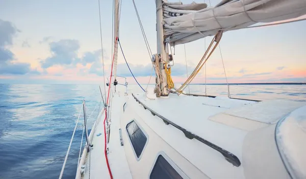 Weiße Jacht Segelt Einem Stillen Wasser Bei Sonnenuntergang Frost Und — Stockfoto