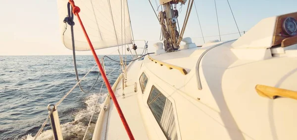 Bílá Šalupa Lanoví Jachta Plachtění Otevřeném Moři Při Západu Slunce — Stock fotografie