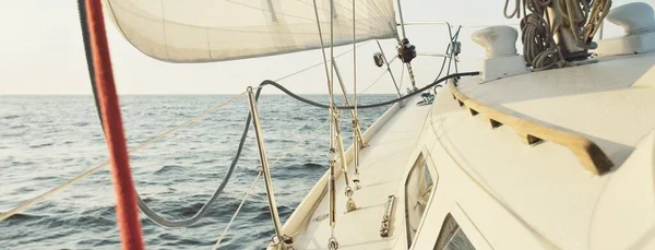 Biały Sloop Sfałszował Jacht Pływający Otwartym Morzu Zachodzie Słońca Czyste — Zdjęcie stockowe