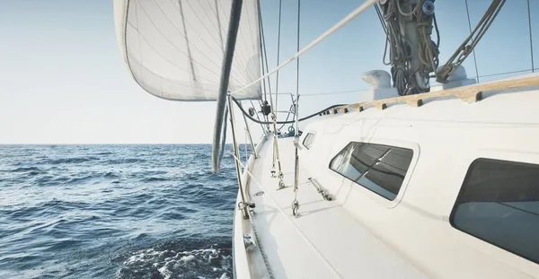 Sloop Bianco Yacht Truccato Vela Mare Aperto Tramonto Cielo Limpido — Foto Stock