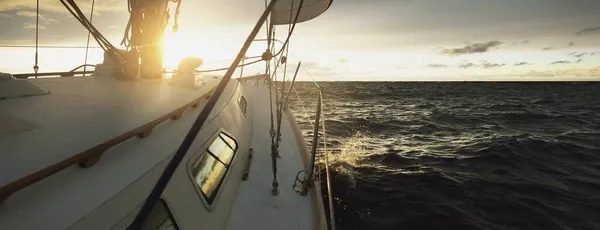 Яхт Пливе Відкритому Морі Зимовим Днем Заході Сонця Вигляд Зблизька — стокове фото