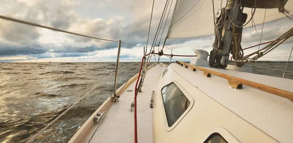 夕日の海でヨットセーリング デッキから弓 マスト 帆へのクローズアップビュー 劇的な嵐の空 暗い雲 冬のサイクロン 壮大な海の景色 ノルウェー — ストック写真