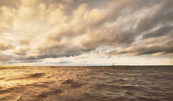 범선을 북해를 바라본다 폭풍이 몰아치는 하늘에서 광선이 어두운 사이로 비친다 — 스톡 사진