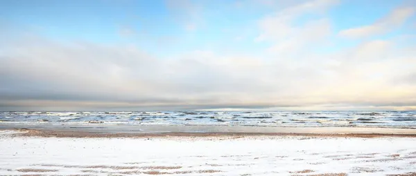 Una Vista Desde Costa Del Mar Báltico Cubierta Nieve Atardecer — Foto de Stock