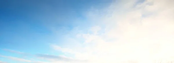 Ciel Bleu Clair Avec Des Nuages Brillants Après Tempête Coucher — Photo