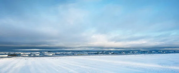 日落时覆盖着白雪的波罗的海海岸 后面是针叶林让人目瞪口呆仙女般的蓝色夜光 拉脱维亚 — 图库照片