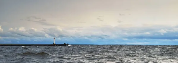 Panoramisch Uitzicht Noordzee Vanaf Een Zeilboot Bij Zonsondergang Vuurtoren Dramatische — Stockfoto