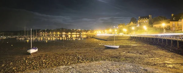 帆船停泊在滨海卡玛雷特的游艇船坞中 夜景尽收眼底 城市景观 — 图库照片