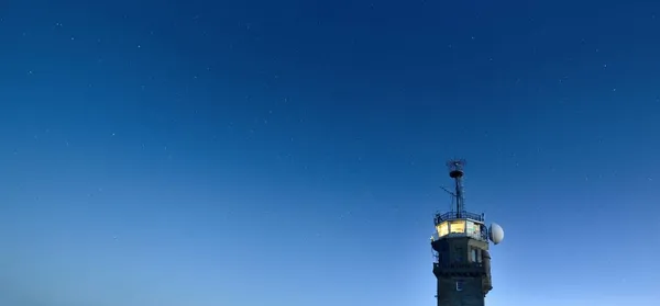 Güneş Doğarken Deniz Fenerinin Üstündeki Açık Mavi Gökyüzü Pointe Raz — Stok fotoğraf