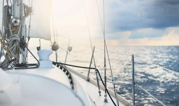 Beyaz Yat Gün Batımında Açık Denizde Yüzüyor Güverteden Pruva Yelkenlere — Stok fotoğraf