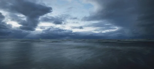 Dark Storm Sky Baltic Sea Waves Water Splashes Dramatic Cloudscape — Stock Photo, Image