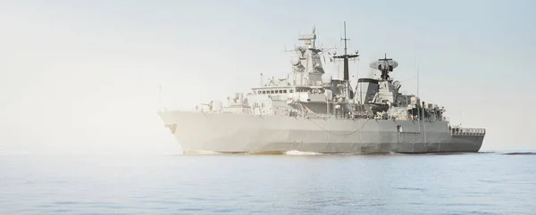 大型灰色现代战舰在静水中航行 晴朗的蓝天 波罗的海 全球通信 国际安全主题 — 图库照片