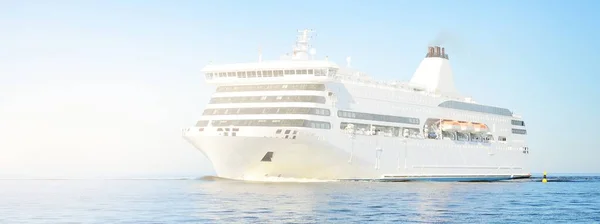 Gran Crucero Blanco Saliendo Del Puerto Pasajeros Riga Día Soleado — Foto de Stock