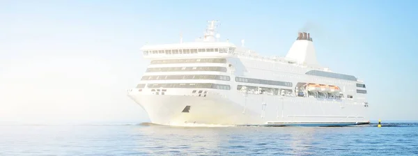 Ein Großes Weißes Kreuzfahrtschiff Verlässt Einem Sonnigen Sommertag Den Passagierhafen — Stockfoto