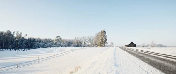 Een Lege Asfaltweg Het Reinigen Een Oud Traditioneel Huis Blokhut — Stockfoto