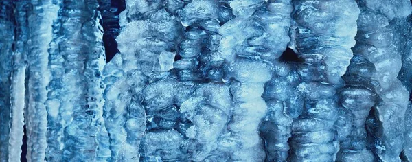 Büyük Mavi Buz Sarkıtları Yakın Planda Uçurum Arka Planda Donmuş — Stok fotoğraf