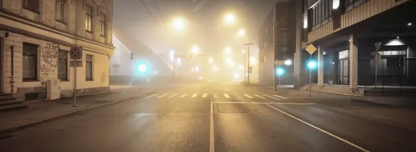 Uma Estrada Asfalto Iluminada Vazia Através Dos Edifícios Históricos Velhos — Fotografia de Stock