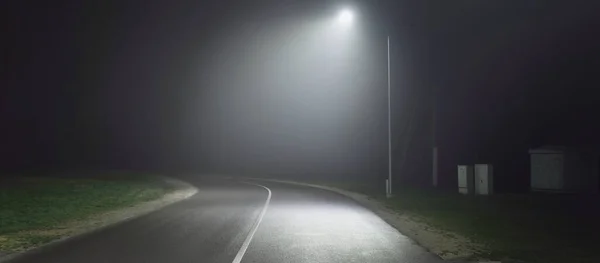 Pusta Autostrada Ostrym Zakrętem Mgle Nocy Zbliżenie Znaku Drogowego Ciemna — Zdjęcie stockowe