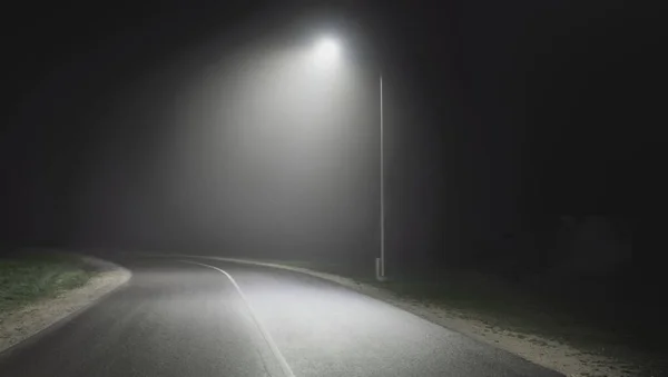 Порожня Автомагістраль Різким Обертом Туман Вночі Дорожній Знак Темна Міська — стокове фото