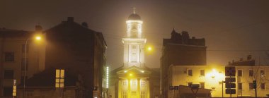 Geceleyin, İsa 'nın Evanjelik Luteryan Kilisesi' nin yanındaki boş aydınlık cadde. Gezmek, kültür ve din teması. Riga, Letonya