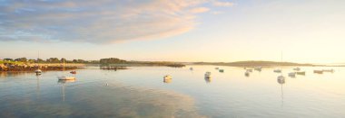Yatlar ve tekneler nehre demirlediler. Panoramik hava manzarası. Yaz manzarası. Brittany, Fransa. Boş zaman aktivitesi, eğlence, spor, seyahat merkezleri, tatiller, turizm