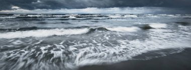 Fırtınadan sonra Baltık Denizi, su yüzeyi dokusu. Destansı deniz manzarası. Kasırga, fırtına, sert hava, meteoroloji, ekoloji, iklim değişikliği, doğal olaylar