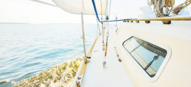 Açık denizde, açık bir günde beyaz bir yat. Güverteden pruvaya, direğe ve yelkenlilere kadar bir manzara, ekipmanları yakın çekimde donatmak. Yaz Atlantik 'i İspanya ve Afrika yakınlarında geçiyor.