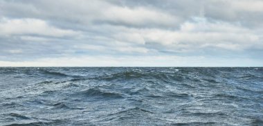 Fırtınadan sonra kara bulutların altında kuzey denizi. Yelkenli teknenin manzarası. Dramatik fırtınalı gökyüzü. Destansı bulut manzarası. Norveç. Kışın kasırga. Ekoloji, küresel ısınma kavramları