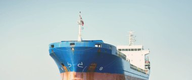 Cebelitarık Boğazı 'nda demirli büyük mavi bir kargo gemisi. Yat manzaralı, yakın plan. Yaz Atlantik 'i İspanya ve Afrika' ya doğru gidiyor. Yük taşımacılığı, lojistik, küresel iletişim teması