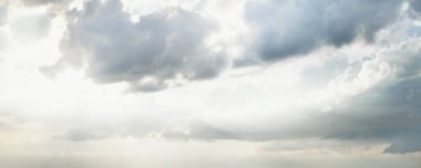 Gün batımında açık mavi gökyüzü ve ardı ardına parlayan bulutlar. Yumuşak güneş ışığı. Dramatik bulut manzarası. Sanat, meteoroloji, cennet, barış, grafik kaynakları, resimli panoramik manzara