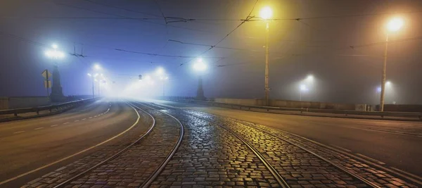 Straßenbahngleis Und Asphaltstraße Autobahn Durch Die Beleuchtete Leere Steinbrücke Dichtem — Stockfoto