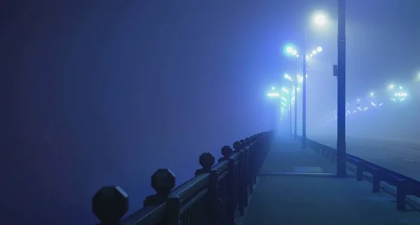 Passerella Pedonale Attraverso Ponte Pietra Vuoto Illuminato Una Fitta Nebbia — Foto Stock