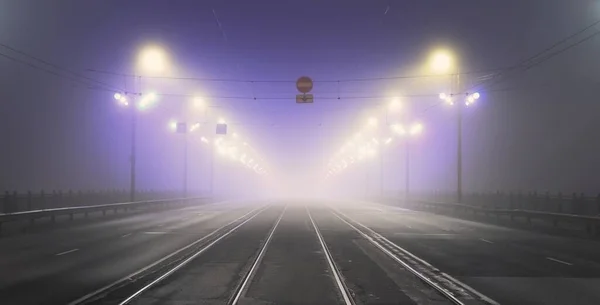 Trilho Eléctrico Estrada Asfalto Estrada Através Ponte Pedra Vazia Iluminada — Fotografia de Stock