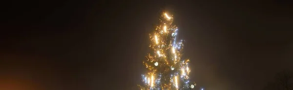 Освітлене Христматичне Дерево Красивими Кришталевими Бульбашками Порожній Вулиці Тумані Вночі — стокове фото