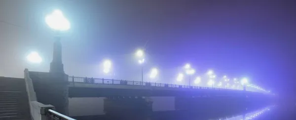 Ponte Pedra Vazia Iluminada Num Nevoeiro Noite Lanternas Perto Rio — Fotografia de Stock
