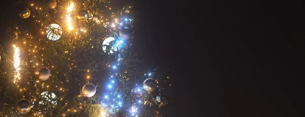 Arbre Noël Illuminé Avec Belles Boules Cristal Dans Rue Vide — Photo