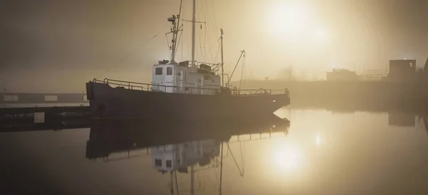 Bateau Pêche Amarré Une Jetée Dans Brouillard Nuit Grues Portuaires — Photo