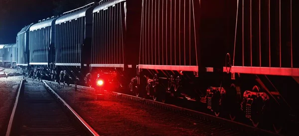 Duży Pociąg Towarowy Towarami Opuszczającymi Terminal Nocy Wagony Kontenery Zbliżenie — Zdjęcie stockowe