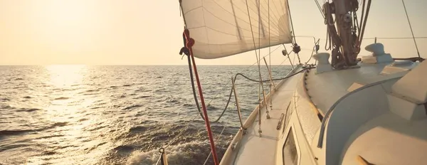 日落时 白色的小船在开阔的海面上航行 晴朗的天空 从甲板到船头的景色 休闲活动 赛马场 赛马场 — 图库照片
