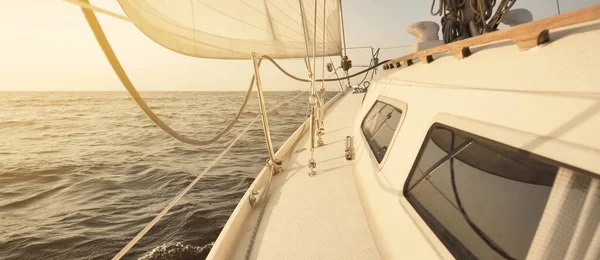 Sloop Bianco Yacht Truccato Vela Mare Aperto Tramonto Cielo Limpido — Foto Stock