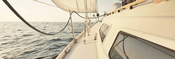 日落时 白色的小船在开阔的海面上航行 晴朗的天空 从甲板到船头的景色 休闲活动 赛马场 赛马场 — 图库照片