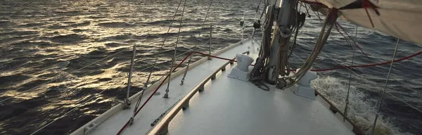 Jacht Pływający Otwartym Morzu Zimowy Dzień Widok Bliska Pokładu Dziobu — Zdjęcie stockowe