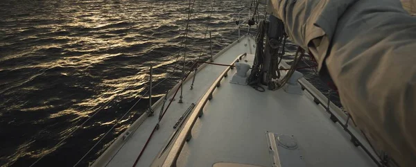 Jachta Plachtění Otevřeném Moři Při Západu Slunce Pohled Zblízka Paluby — Stock fotografie
