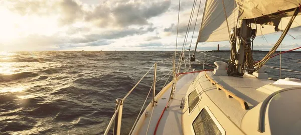 日落时 游艇在开阔的海面上航行 从甲板到船头 桅杆和船帆的近景 多灾多难的天空 冬季气旋 恶劣的天气 史诗般的海景挪威北海 — 图库照片