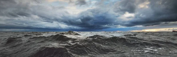 日落时从帆船上俯瞰北海 戏剧化的暴风雨的天空 阳光穿过乌云 史诗般的海景冬季的深层气旋挪威 概念形象 气候变化 — 图库照片