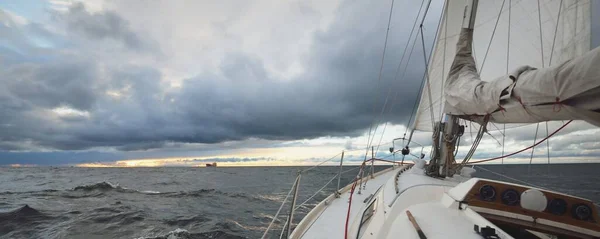 Iate Navegando Mar Aberto Dia Inverno Vista Perto Convés Para — Fotografia de Stock