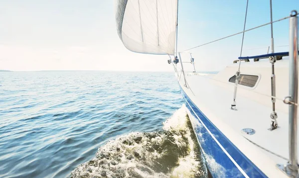 Weiße Jacht Segelt Einem Sonnigen Sommertag Blick Von Oben Vom — Stockfoto